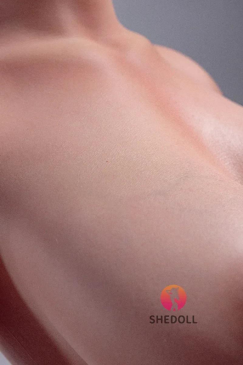 shedoll hyperrealistic skin display chest detail 2.webp